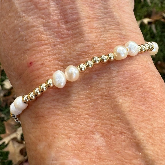 Pearl - Handmade 14k gold filled bead + freshwater pearl stretch bracelet - Picture 8 of 8